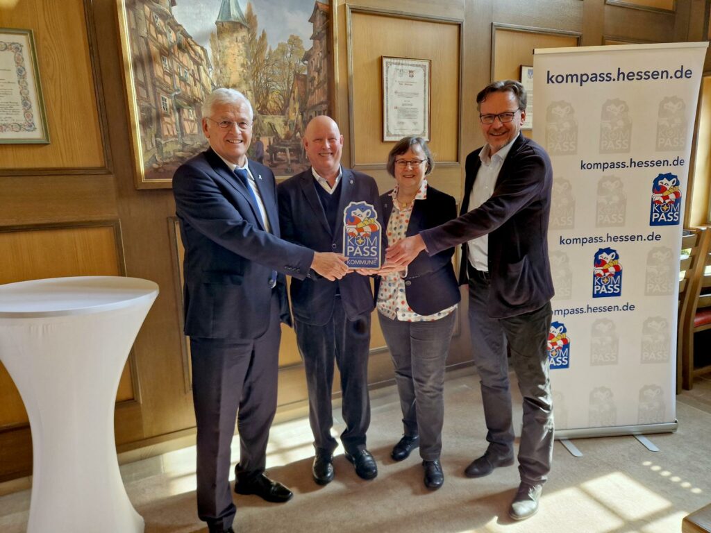 Gemeinsames Engagement für mehr Sicherheit: Von links - Konrad Stelzenbach (Polizeipräsident Nordhessen), Dr. Wolfgang Schrammel und Elke Schrammel (Kommunale Ansprechpartner in Melsungen) sowie Bürgermeister Markus Boucsein, stehen vereint für das "Kompass"-Sicherheitsprogramm ein.