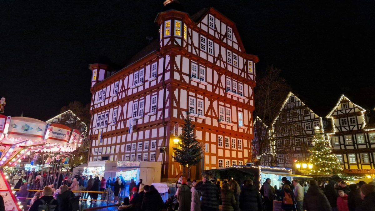 Das Melsunger Rathaus in festlichem Glanz – der Weihnachtsmarkt in Melsungen lädt mit funkelnden Lichtern und stimmungsvoller Atmosphäre zum Verweilen ein.