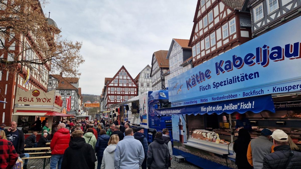 Hanseatisches Flair mitten in Melsungen: Käthe-Kabeljau lockt mit frischem Backfisch, während zahlreiche Besucher den Marktplatz mit Leben füllen und die besondere Atmosphäre genießen.