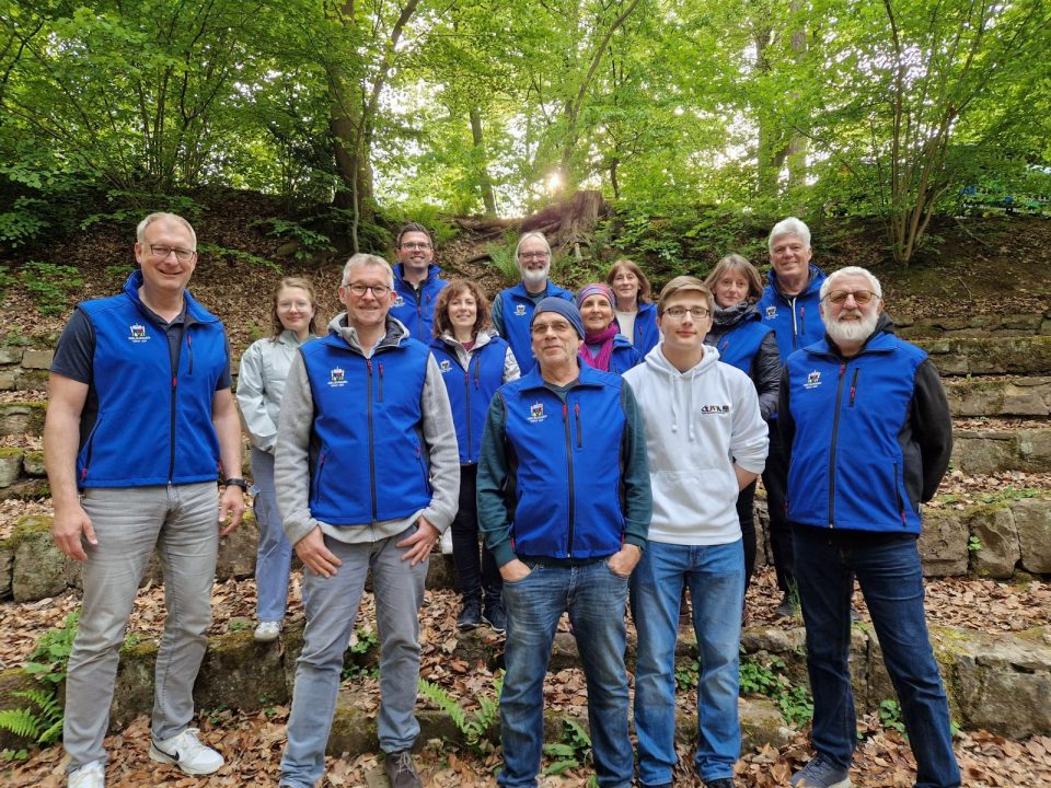 Hintere Reihe von links: Alexander Dupont, Bodo Hofmann-Thomschewski, Catherine Berthelot Mittlere Reihe von links: Merle Grönlund (JuPa), Ursula Diez, Renée Côté, Sabine Eberein, Dieter Naleppa Untere Reihe von links: Lars Viereck, Thomas Metz, Michael Geise, Paul Reimer (JuPa), Frank Eberlein