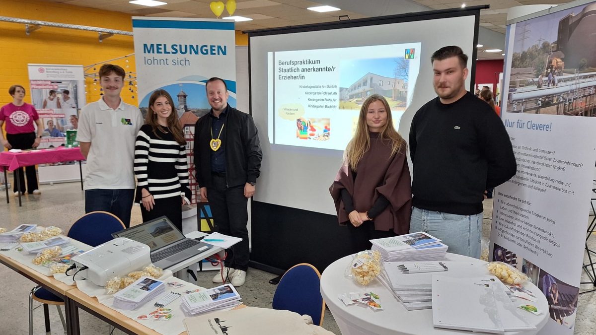 Das Team der Stadt Melsungen informierte an ihrem Stand auf der 8. Melsunger Bildungsmesse über Ausbildungs- und Praktikumsmöglichkeiten bei der Stadtverwaltung. Foto: Olaf Schüssler