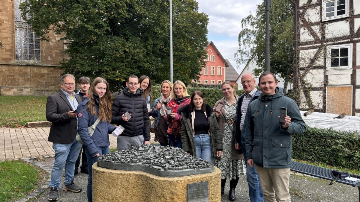 Die Städtekooperation der GrimmHeimat NordHessen spielt die erste Station des Korbacher Spiels am Stadtmodell, Personen von links nach rechts: Jörg Näther (Frankenberg (Eder)), Julius Waid (Bad Wildungen), Ann-Kathrin Rest (Bad Arolsen), Tobias Rückschloss (Bad Arolsen), Stephanie Guth (Bad Wildungen), Birgit Sonnenschein (Fritzlar), Romy Grimm (Bebra), Jana Saur und Annette Hannappel (beide GrimmHeimat NordHessen), Marc Müllenhoff (Korbach), Marius Meißner (Espoto). Foto: © GrimmHeimat NordHessen, Fotograf: Julius Köhler