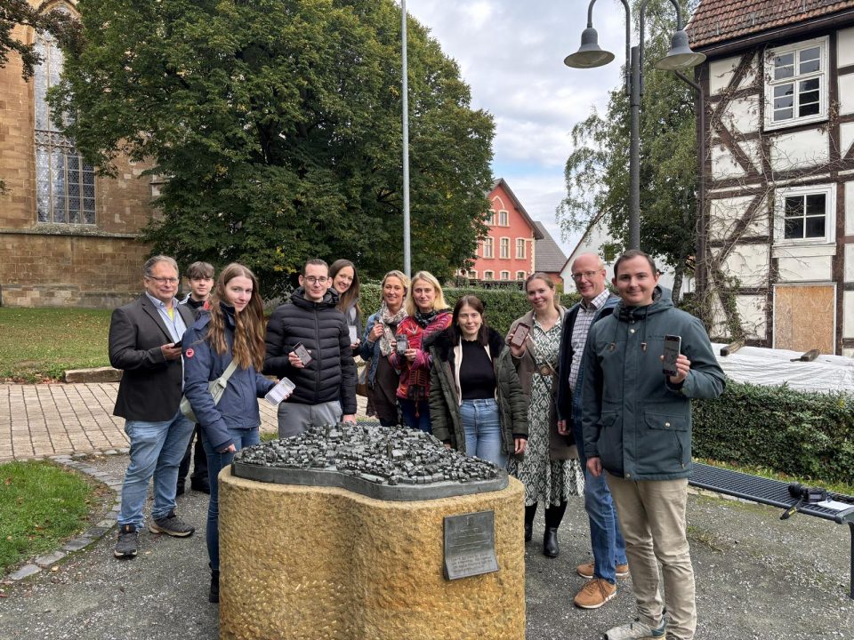 Die Städtekooperation der GrimmHeimat NordHessen spielt die erste Station des Korbacher Spiels am Stadtmodell, Personen von links nach rechts: Jörg Näther (Frankenberg (Eder)), Julius Waid (Bad Wildungen), Ann-Kathrin Rest (Bad Arolsen), Tobias Rückschloss (Bad Arolsen), Stephanie Guth (Bad Wildungen), Birgit Sonnenschein (Fritzlar), Romy Grimm (Bebra), Jana Saur und Annette Hannappel (beide GrimmHeimat NordHessen), Marc Müllenhoff (Korbach), Marius Meißner (Espoto). Foto: © GrimmHeimat NordHessen, Fotograf: Julius Köhler