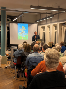 Wer behauptet, der November sei grau und trist, war am 1. November 2025 wohl nicht in der Stadtbücherei Melsungen.Dort sorgte der bekannte HR-Moderator und Autor Tim Frühling für fröhlich-bunte Stimmung – und das gleich in mehrfacher Hinsicht.