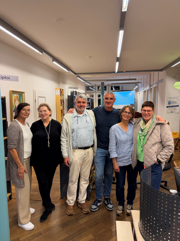 Von links nach rechts: Heidi Sostmann (Seniorenbeauftragte), Cornelia Reckelkamm (Stastbücherei), Frank Jungheim (Klimaschutzmanager), Tim Frühling, Eva-Maria Gröninger (Stadtbücherei) und Anke Mand (Verein "Aktiv dabei").