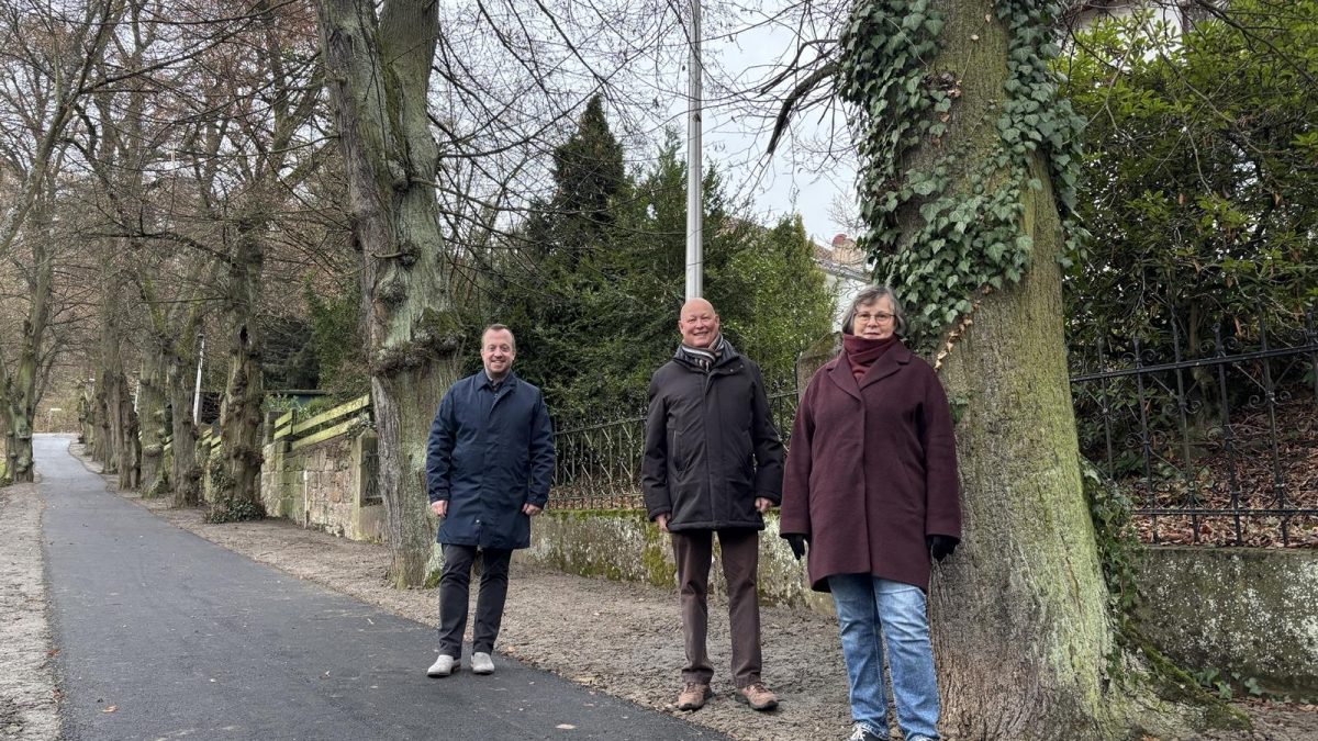 Von links: Bürgermeister Timo Riedemann sowie Dr. Wolfgang Schrammel und Elke Schrammel, kommunale Ansprechpartner für das KOMPASS-Programm in Melsungen, bei der Vorstellung der umgesetzten Maßnahmen zur Verbesserung der Sicherheit in der Lindenberganlage.