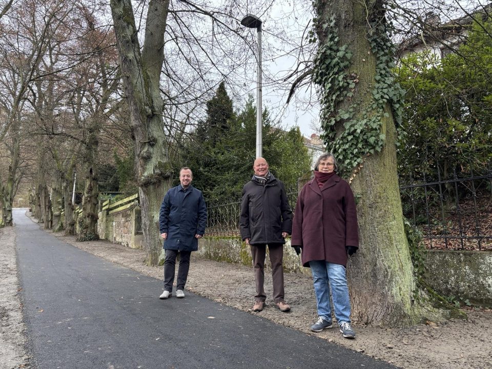 Von links: Bürgermeister Timo Riedemann sowie Dr. Wolfgang Schrammel und Elke Schrammel, kommunale Ansprechpartner für das KOMPASS-Programm in Melsungen, bei der Vorstellung der umgesetzten Maßnahmen zur Verbesserung der Sicherheit in der Lindenberganlage.