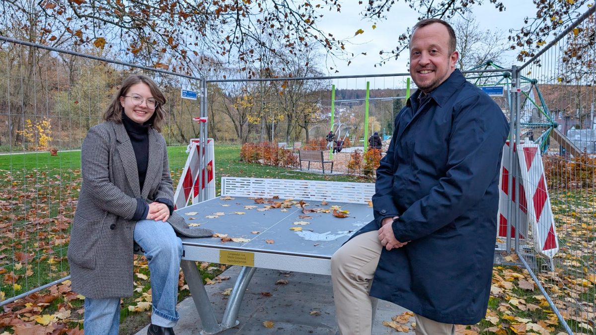 Von links: Merle Grönlund und Bürgermeister Timo Riedemann, Bildnachweis: HNA Hessische/Niedersächsische Allgemeine Verlag Dierichs GmbH & Co KG