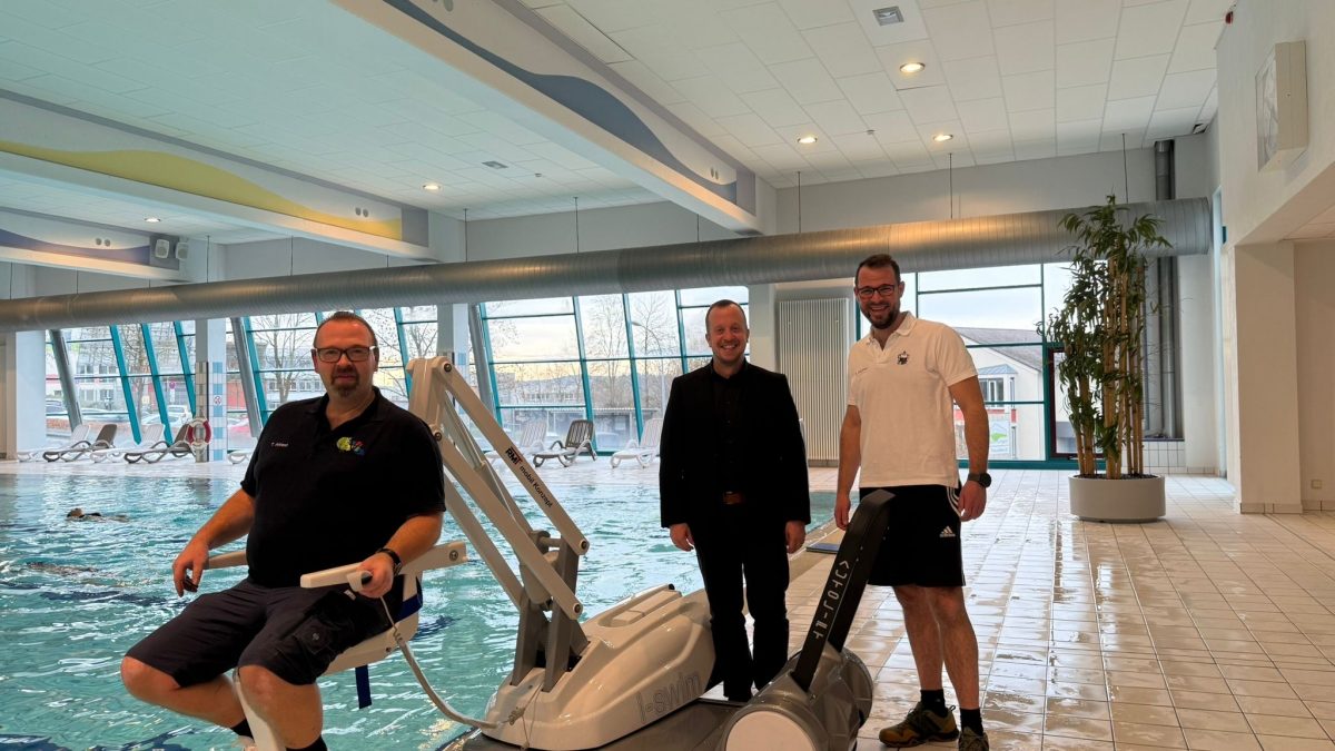 Im Bild von links: Thorsten Arsand (Schwimmbadtechniker), Bürgermeister Timo Riedemann und Schwimmbadmeister Michael Günther.