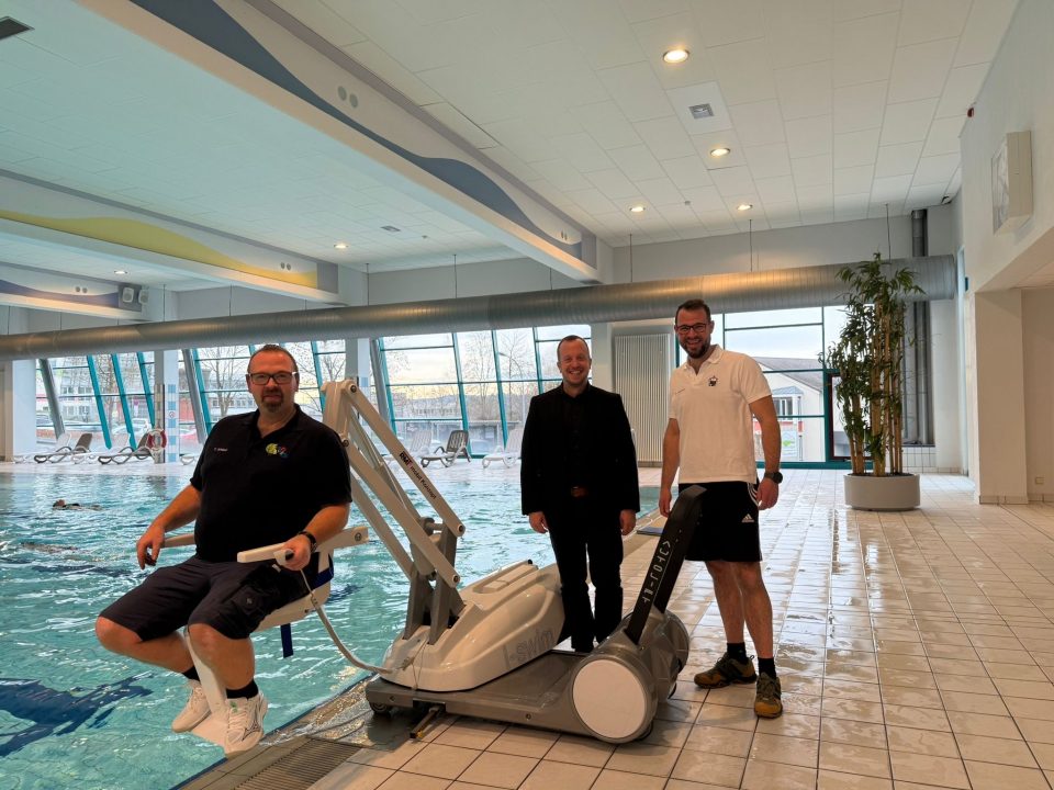 Im Bild von links: Thorsten Arsand (Schwimmbadtechniker), Bürgermeister Timo Riedemann und Schwimmbadmeister Michael Günther.