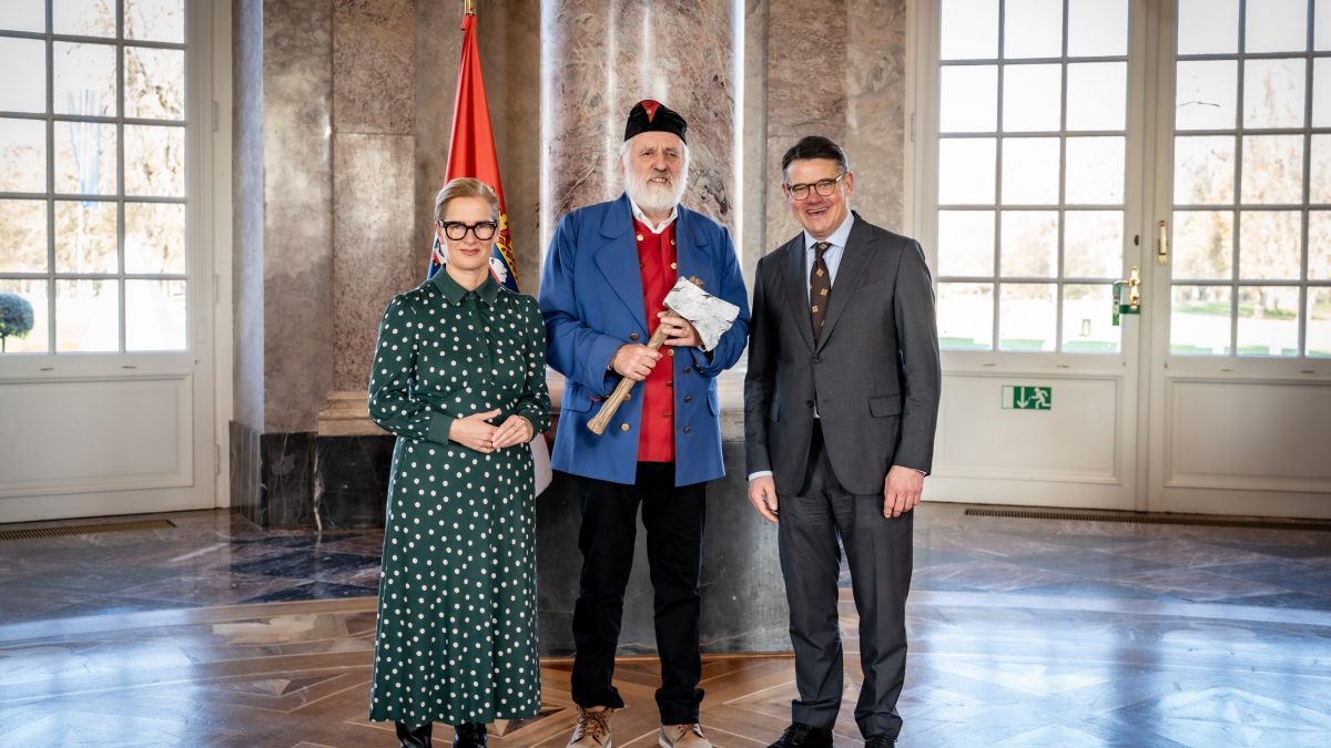 Ministerpräsident Boris Rhein empfängt gemeinsam mit seiner Frau Tanja Raab-Rhein Frau Holle und der Bartenwetzer aus der Stadt Melsungen im Wiesbadener Schloss Biebrich; Frank Eberlein. Bildquelle: Peter Jülich / Hessische Staatskanzlei