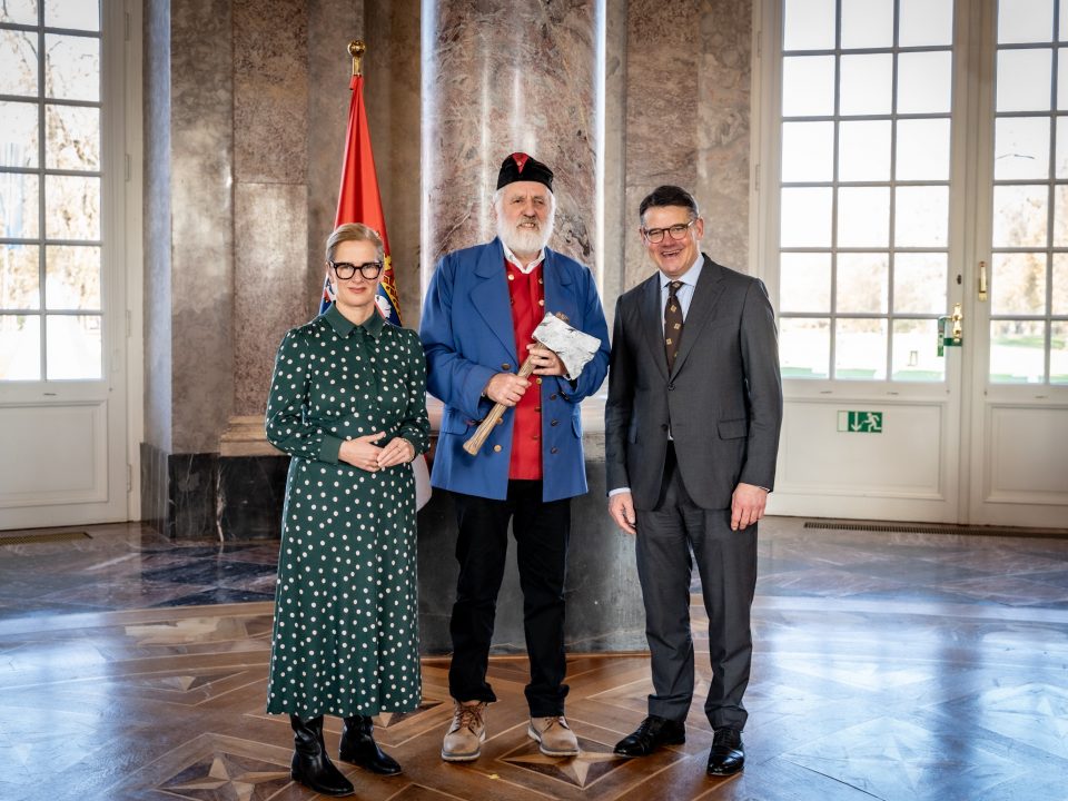 Ministerpräsident Boris Rhein empfängt gemeinsam mit seiner Frau Tanja Raab-Rhein Frau Holle und der Bartenwetzer aus der Stadt Melsungen im Wiesbadener Schloss Biebrich; Frank Eberlein. Bildquelle: Peter Jülich / Hessische Staatskanzlei