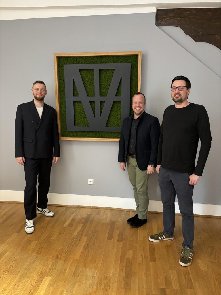 Startschuss für BIO-INTEL-MOB in Nordhessen: Christian Dobler-Eggers, Bürgermeister Timo Riedemann und Daniel Nieswandt (v. l.) freuen sich über rund 1 Million Euro EU-Fördermittel für smarte Mobilität – davon 382.500 Euro für Melsungen.