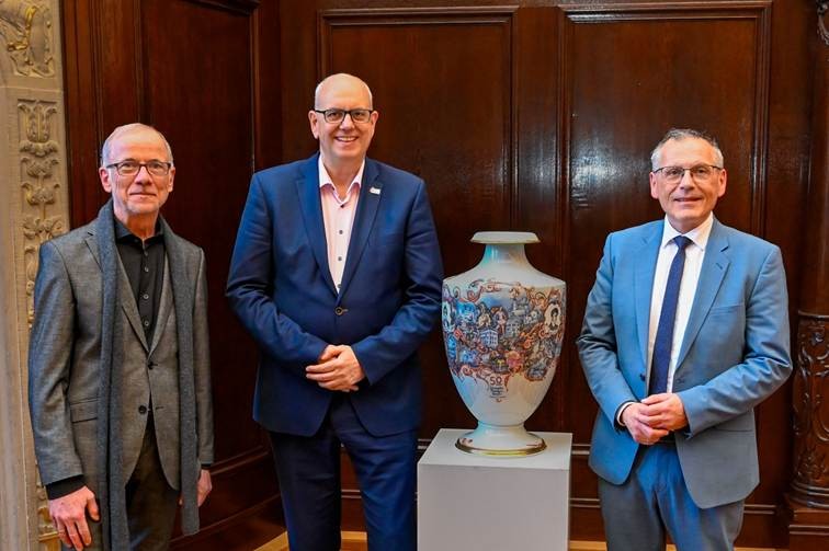 Benjamin Schäfer (Geschäftsführer Deutsche Märchenstraße), Bürgermeister Andreas Bovenschulte und Andreas Siebert (Vorstand Deutsche Märchenstraße e. V., von links) mit dem Unikat der Märchenstraßen-Vase der Porzellanmanufaktur Fürstenberg zu Beginn der Feier. Foto: Senatspressestelle der Hansestadt Bremen.