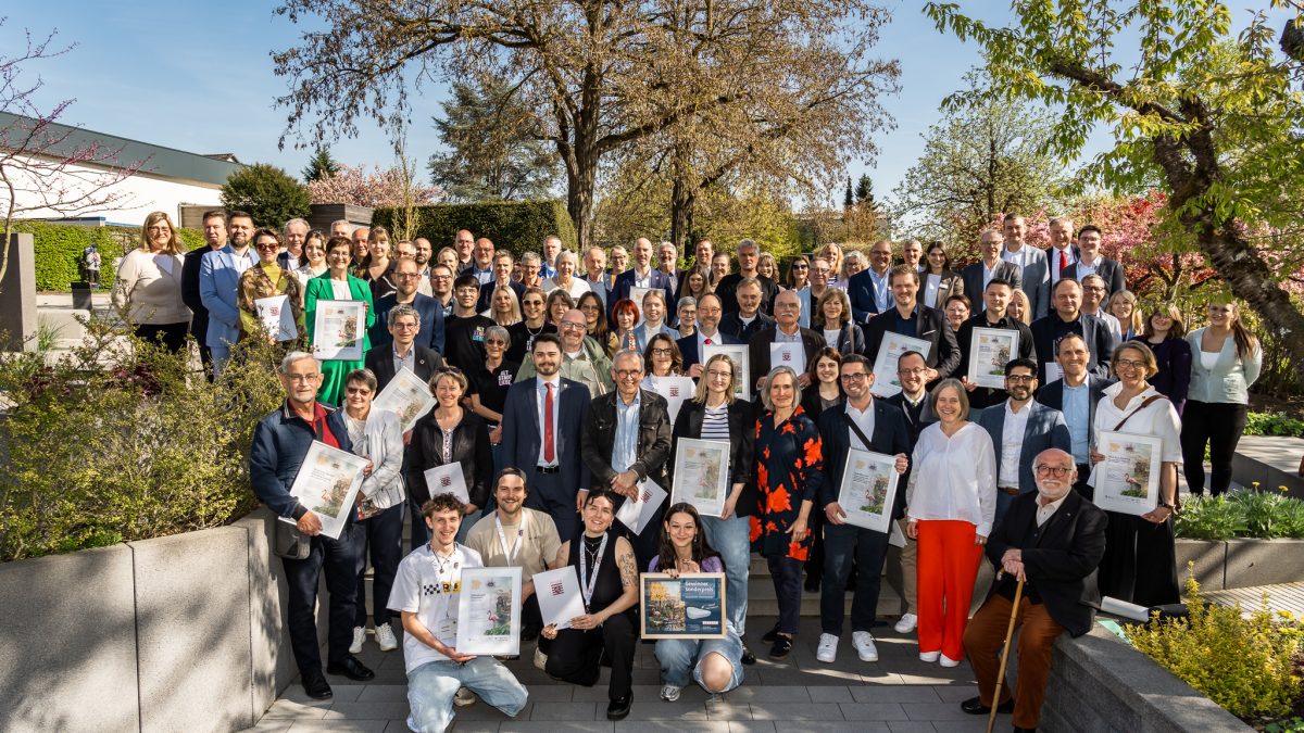 Die ausgezeichneten Kommunen des Landeswettbewerbs „Ab in die Mitte! 2026“ versammeln sich zum gemeinsamen Gruppenfoto bei der Preisverleihung in Heuchelheim an der Lahn. Foto: Cornelius Pfannkuch