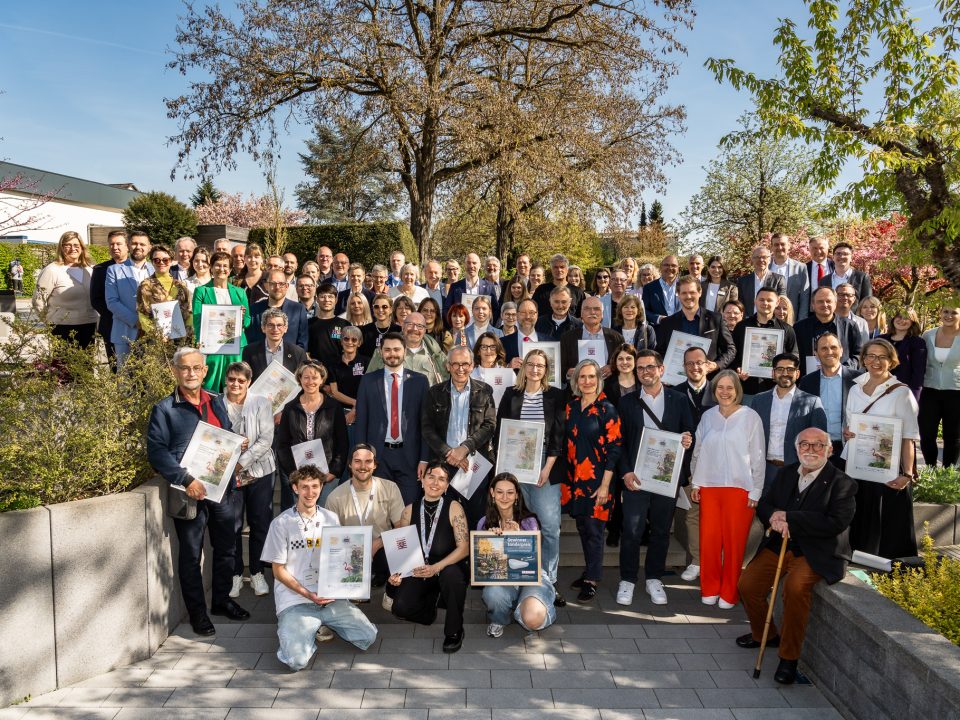 Die ausgezeichneten Kommunen des Landeswettbewerbs „Ab in die Mitte! 2026“ versammeln sich zum gemeinsamen Gruppenfoto bei der Preisverleihung in Heuchelheim an der Lahn. Foto: Cornelius Pfannkuch