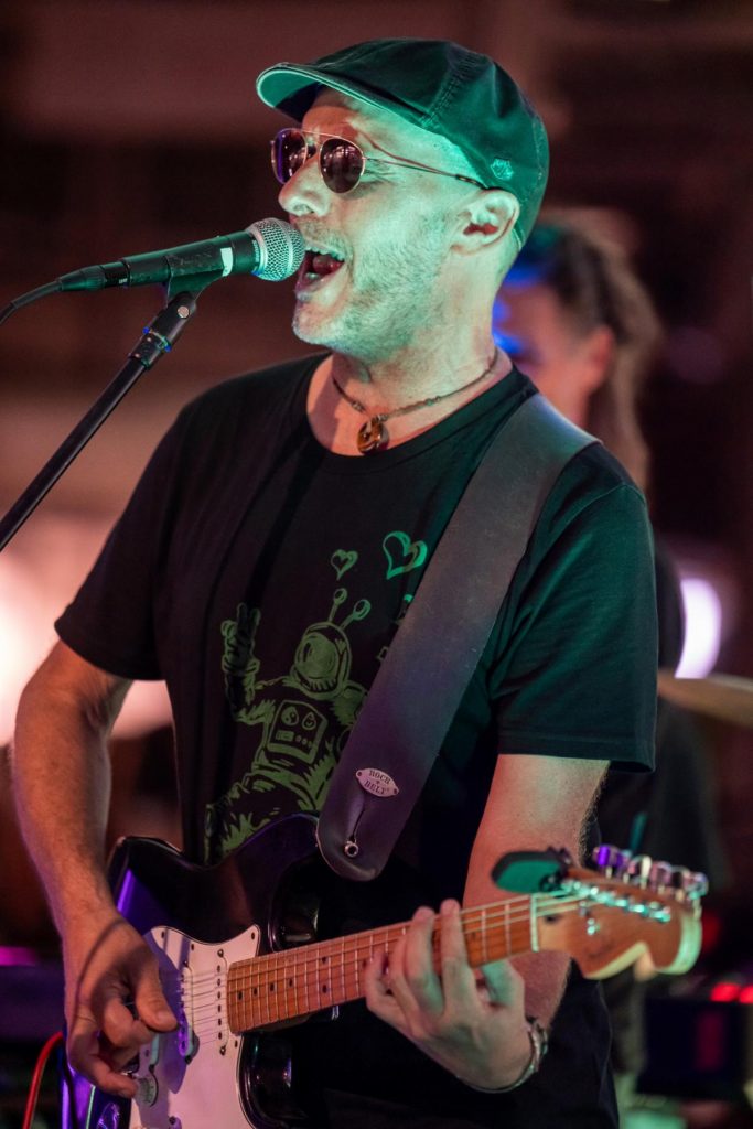 André George bringt mit tanzbarem Roots-Reggae und sommerlichen Sounds den Marktplatz in Melsungen zum Klingen.