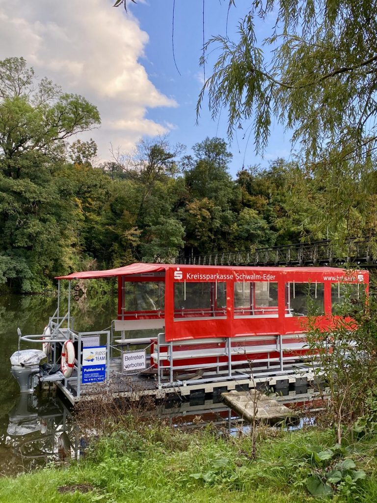 Die „Fuldanixe“ am Steg in Melsungen – bereit für entspannte Floßfahrten auf der Fulda