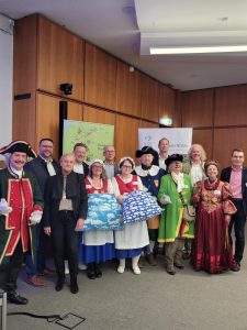 Neue und alte Geschäftsführung umringt vom Vorstand und von Symbolfiguren der Deutschen Märchenstraße