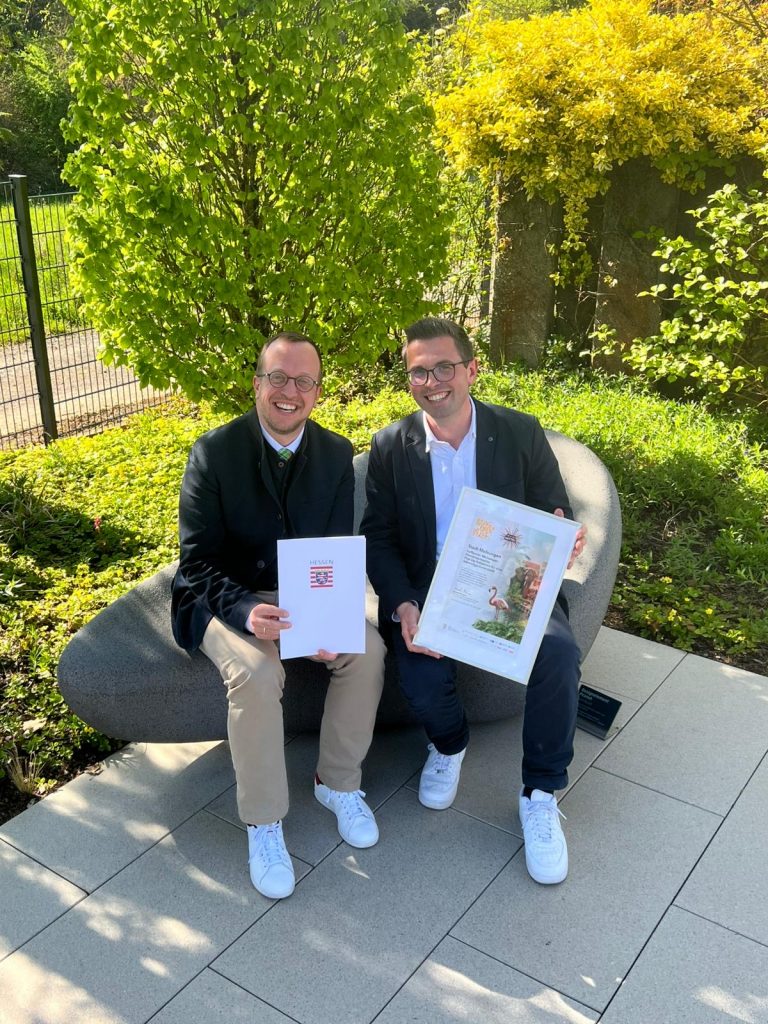 Freude über die Auszeichnung im RINN Ideengarten: Bürgermeister Timo Riedemann (links) und Alexander Dupont mit dem Förderbescheid über 15.000 Euro für „Treffpunkt Melsungen – Herzensprojekte“.