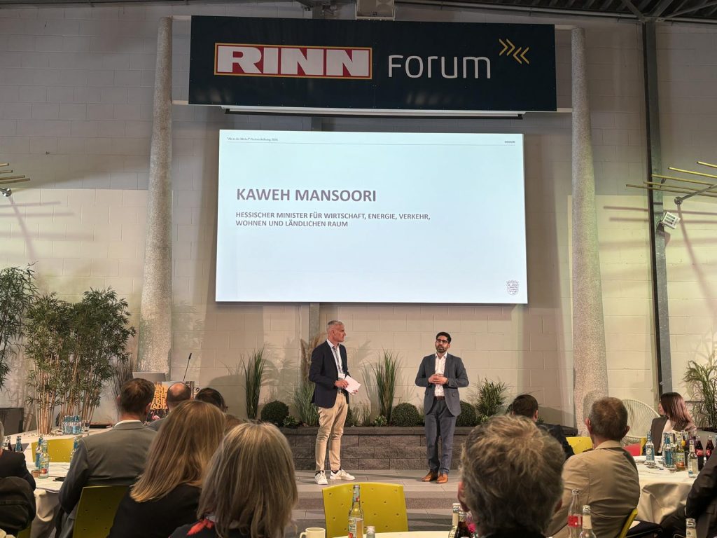 Im Gespräch auf der Bühne des RINN Forums: Moderator Tim Frühling (links) und Staatsminister Kaweh Mansoori während der Preisverleihung „Ab in die Mitte! 2026“.