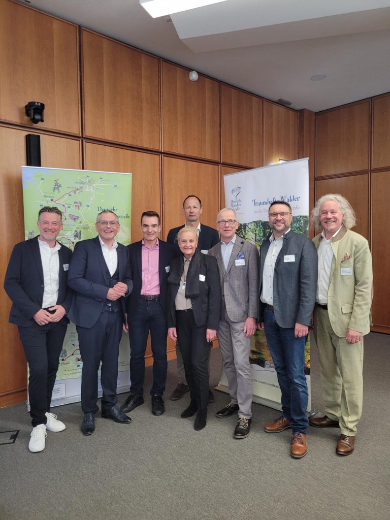 Vorstand mit neuer und alter Geschäftsführung, v. l. n. r.: Rüdiger Eckart (Heilbad Heiligenstad), Andreas Siebert (Landrat Kassel-Land), Stadtrat Dr. Norbert Wett (Stadt Kassel), Michael Spring (Bremen), Heidi Hofmann (Hanau), Benjamin Schäfer, Torben Busse (Hofgeismar), Markus Exner