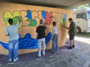 Schülerinnen und Schüler der Gesamtschule Melsungen bringen ihre Ideen aktiv in die Gestaltung des öffentlichen Raums ein. Gemeinsam entsteht unter der Schlossbrücke ein farbenfrohes Kunstwerk.