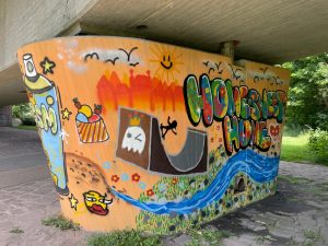 Das fertige Graffiti auf der Fuldaseite der Brückenstütze ist Teil einer Maßnahme aus dem KOMPASS-Prozess. Durch die kreative Gestaltung soll ein bislang als Angstraum wahrgenommener Bereich freundlicher und einladender wirken.