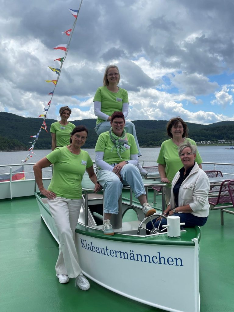 Die „Grünen Damen“ des Vereins „Aktiv dabei“ begleiteten die Seniorinnen und Senioren den ganzen Tag über und sorgten mit ihrer Unterstützung für einen sicheren und angenehmen Ausflug.