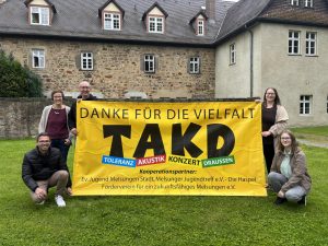 Freuen sich auf das TAKD im Schlossgarten Melsungen (von links): Alexander Dupont (Teamleiter für Stadtentwicklung und Stadtmarketing der Stadt Melsungen), Marie Köhler (Integrationsstelle der Stadt Melsungen), Tobias Schopf (Jugenddiakon des Evangelischen Kirchenkreises Schwalm-Eder), Anne Albrecht (Leitung des Melsunger Jugendtreffs und Stadtjugendpflegerin des Melsunger Jugendtreffs e. V. – Die Haspel) sowie Emma Ebert (hauptamtliche Mitarbeiterin des Melsunger Jugendtreffs e. V. – Die Haspel). Gemeinsam engagieren sie sich für das Toleranz Akustik Konzert Draußen (TAKD), das am 12. September im Schlossgarten Melsungen stattfindet.