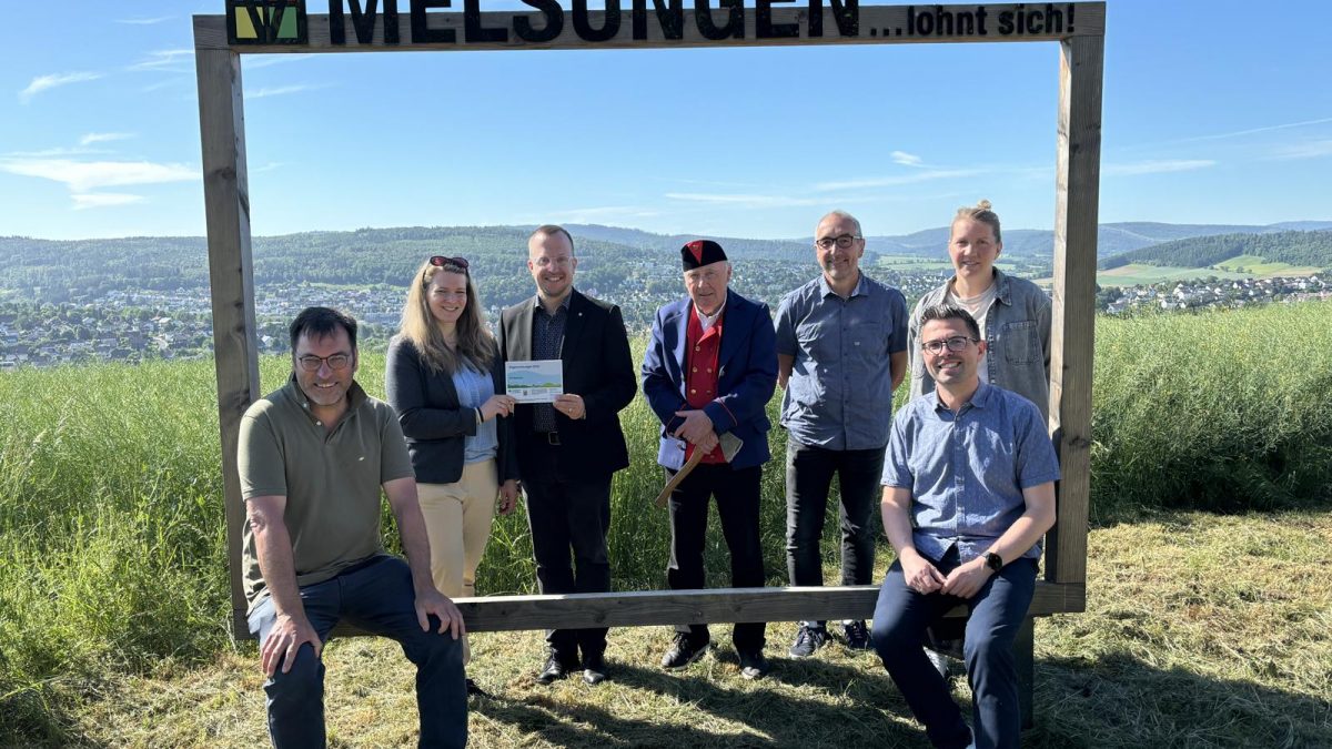 Am beliebten Photopoint am B8-Bartenwetzer-Rundwanderweg informierten sich die Vertreterinnen und Vertreter der Förderregion Mittleres Fuldatal gemeinsam mit Bürgermeister Timo Riedemann, Alexander Dupont (Teamleiter Stadtentwicklung und Stadtmarketing der Stadt Melsungen), den Projektbeteiligten der Druckerei Horn sowie der Bartenwetzer-Symbolfigur Manfred Schwarz über die erfolgreiche Umsetzung der mit Regionalbudget-Mitteln geförderten Projekte. Beim gemeinsamen Erinnerungsfoto wurde die Verbindung von regionaler Identität, touristischer Entwicklung und lebendiger Vermittlung der Melsunger Stadtgeschichte sichtbar.
