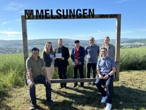Am beliebten Photopoint am B8-Bartenwetzer-Rundwanderweg informierten sich die Vertreterinnen und Vertreter der Förderregion Mittleres Fuldatal gemeinsam mit Bürgermeister Timo Riedemann, Alexander Dupont (Teamleiter Stadtentwicklung und Stadtmarketing der Stadt Melsungen), den Projektbeteiligten der Druckerei Horn sowie der Bartenwetzer-Symbolfigur Manfred Schwarz über die erfolgreiche Umsetzung der mit Regionalbudget-Mitteln geförderten Projekte. Beim gemeinsamen Erinnerungsfoto wurde die Verbindung von regionaler Identität, touristischer Entwicklung und lebendiger Vermittlung der Melsunger Stadtgeschichte sichtbar.