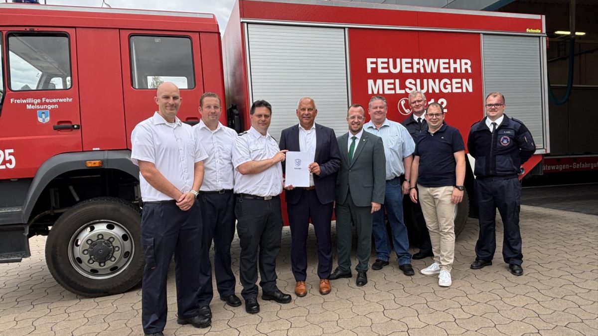 Gemeinsam für die Sicherheit in Melsungen! Innenminister Prof. Dr. Roman Poseck und Stadtbrandinspektor Ansgar Knott mit dem Förderbescheid – gemeinsam mit Bürgermeister Timo Riedemann, Mitgliedern des Magistrats und Vertretern der Feuerwehr.