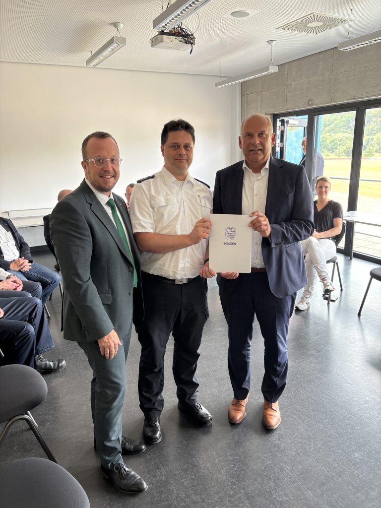 Gemeinsam für eine starke Feuerwehr in Melsungen! Von links: Bürgermeister Timo Riedemann, Stadtbrandinspektor Ansgar Knott und Innenminister Prof. Dr. Roman Poseck mit dem Förderbescheid für das neue TLF 4000.