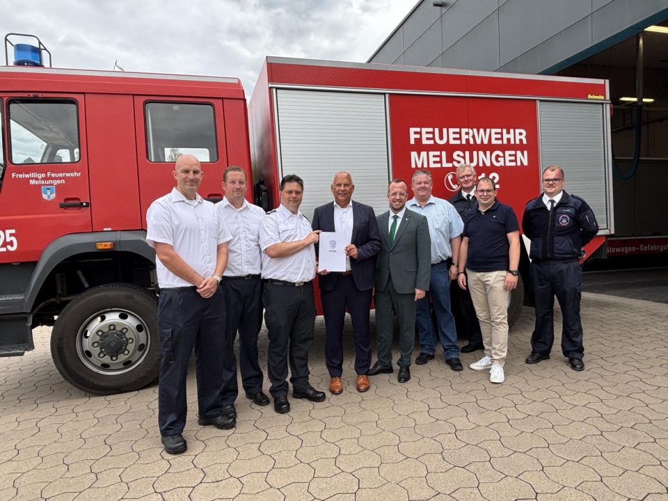 Gemeinsam für die Sicherheit in Melsungen! Innenminister Prof. Dr. Roman Poseck und Stadtbrandinspektor Ansgar Knott mit dem Förderbescheid – gemeinsam mit Bürgermeister Timo Riedemann, Mitgliedern des Magistrats und Vertretern der Feuerwehr.