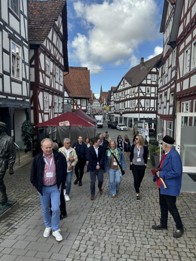 Unterwegs durch Melsungen: Gemeinsam mit dem Bartenwetzer erkundete die Jury die Melsunger Innenstadt und den Uferbereich.