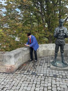 Ein echter Bartenwetzer-Moment: Auf der Bartenwetzerbrücke durfte natürlich auch die traditionelle Szene nicht fehlen – der Bartenwetzer schärft seine Klinge am Sandstein.