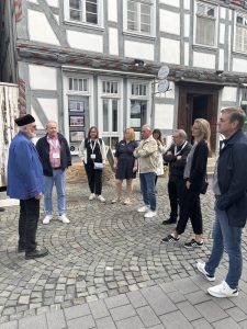 Auf Entdeckungstour durch die Brückenstraße: Beim gemeinsamen Rundgang erhielt die Jury einen Eindruck von der historischen Innenstadt und ihren besonderen Fachwerk- und Stadträumen.