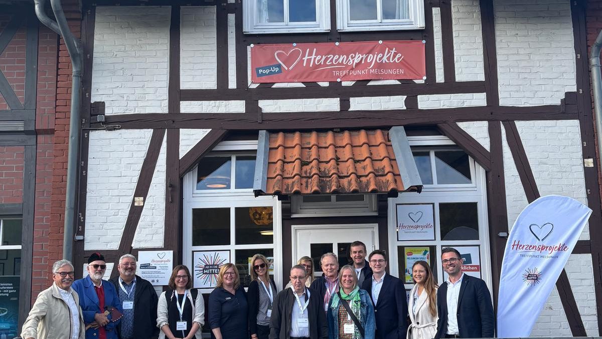 Gemeinsam für eine lebendige Innenstadt: Die Projektakteure und die Delegation der „Ab in die Mitte!“-Jury vor dem „Treffpunkt Melsungen“ in der Sandstraße 9.