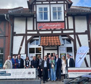 Gemeinsam für eine lebendige Innenstadt: Die Projektakteure und die Delegation der „Ab in die Mitte!“-Jury vor dem „Treffpunkt Melsungen“ in der Sandstraße 9.
