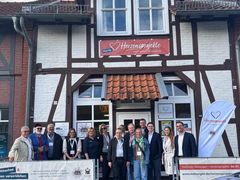 Gemeinsam für eine lebendige Innenstadt: Die Projektakteure und die Delegation der „Ab in die Mitte!“-Jury vor dem „Treffpunkt Melsungen“ in der Sandstraße 9.